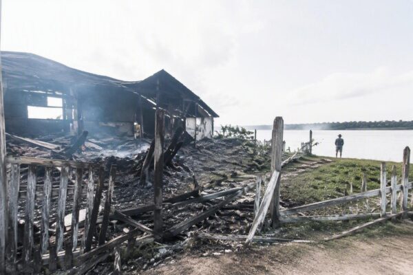 Fogo de grandes proporções atinge serraria no Rio Macujubim, em Breves
