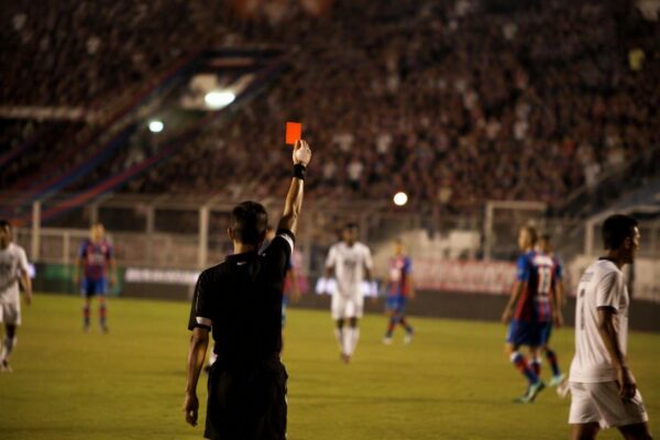 Goleiro paraguaio Orlando Gill é expulso após cabeçada em adversário no San Lorenzo