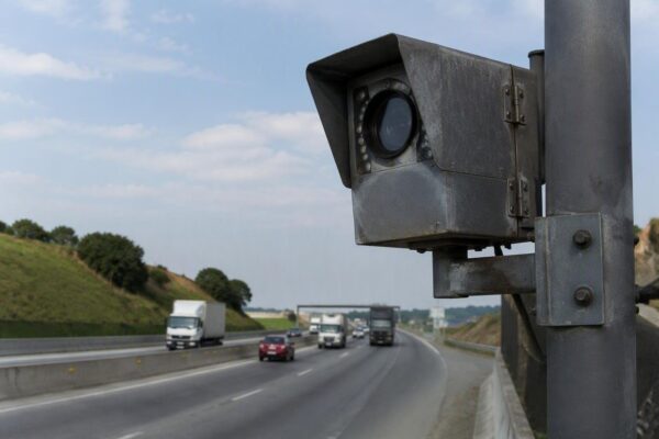 Câmeras com IA flagram infrações de trânsito na rodovia Raposo Tavares