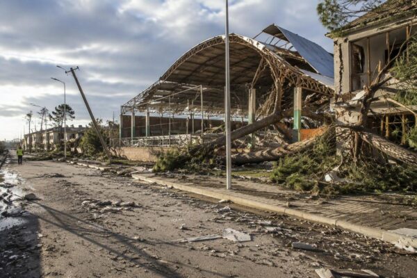 Ventania de 100 km/h deixa vítimas e casas danificadas em Umuarama