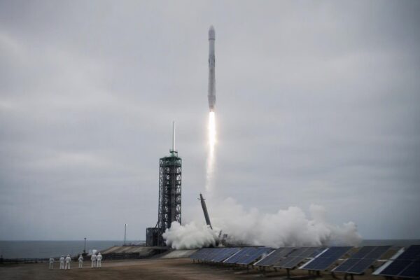 SpaceX lança satélite com IA; IA tenta invadir site do Canadá