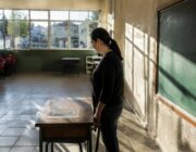 Autoridades acuerdan prohibir pantallas en aulas a partir de noviembre