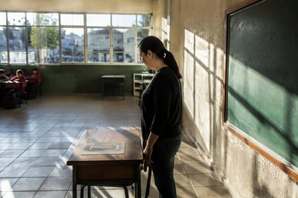Autoridades acuerdan prohibir pantallas en aulas a partir de noviembre