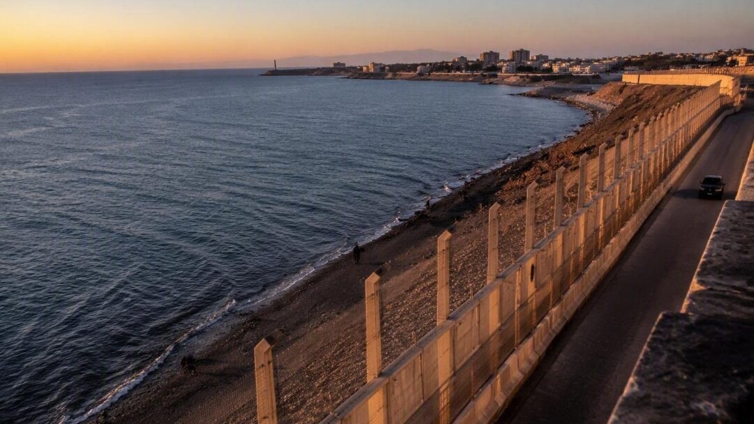 Migrantes cruzan Ceuta en agosto: dilema entre Sánchez, CNI y Marruecos