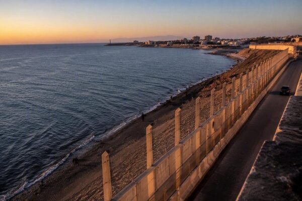 Migrantes cruzan Ceuta en agosto: dilema entre Sánchez, CNI y Marruecos