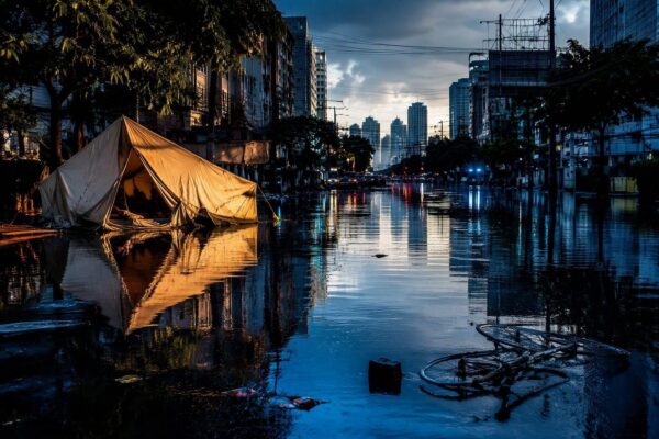 Bangkok floods force thousands into shelters as rain eases