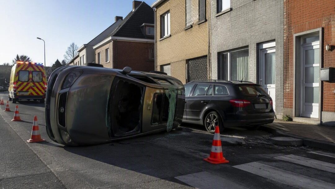 Auto belandt op zij na botsing in Aartrijkestraat Eernegem