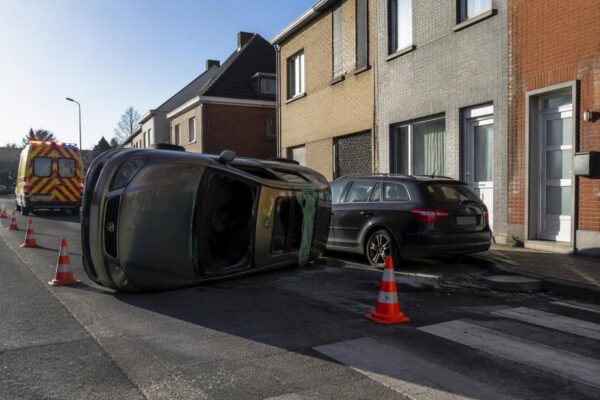 Auto belandt op zij na botsing in Aartrijkestraat Eernegem