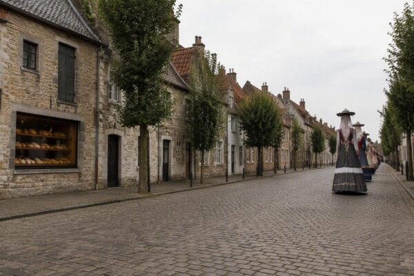 Folkloristische reuzenstoet trekt weer door Zedelgem na lange afwezigheid