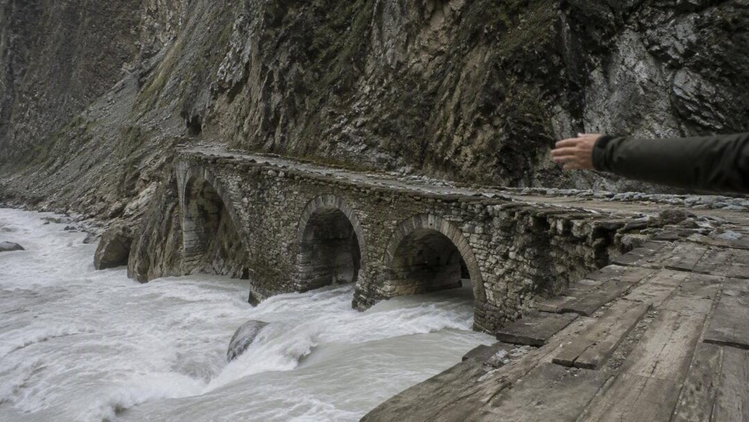 Himalaya Ramp: Stortvloed Verwoest Nepal-Tibet Grensgebied
