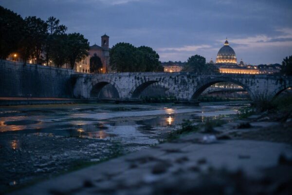 Historische brug uit de tijd van Nero opduikt in de Tiber door laag waterpeil