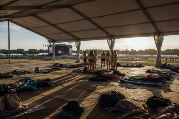 Jonge Chiromeisjes slapen op festivalterrein van Pukkelpop in Kiewit