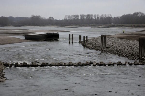 Lage waterstanden in Rijn bedreigen transport en industrie: wat betekent dit voor Nederland en Duitsland?