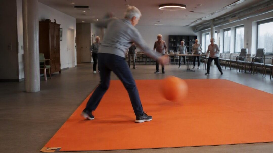 Ronde Tafel 115 Katwijk-Noordwijk doneert koersbalmat aan woonzorglocatie Sint Jeroen