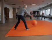 Ronde Tafel 115 Katwijk-Noordwijk doneert koersbalmat aan woonzorglocatie Sint Jeroen