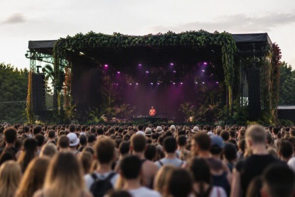 Sophie Straat en Lowlands: wat te verwachten van haar controversiële optreden