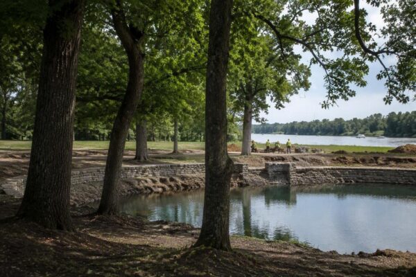 Visvijver Olmenhof in Herk-de-Stad krijgt facelift: vissen krijgen nieuwe thuis