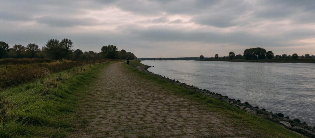 Vrouw overleden gevonden langs Maas in Venlo: politie onderzoekt verdachte situatie