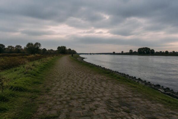 Vrouw overleden gevonden langs Maas in Venlo: politie onderzoekt verdachte situatie