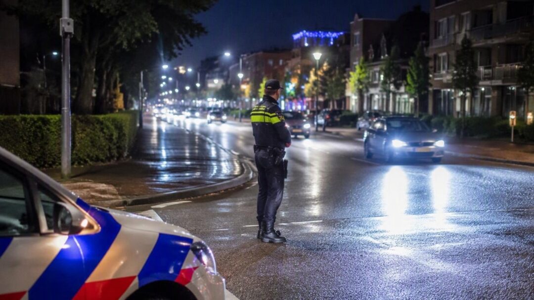 Agent overleeft botsing, verdachte geprezen met schoten in Someren
