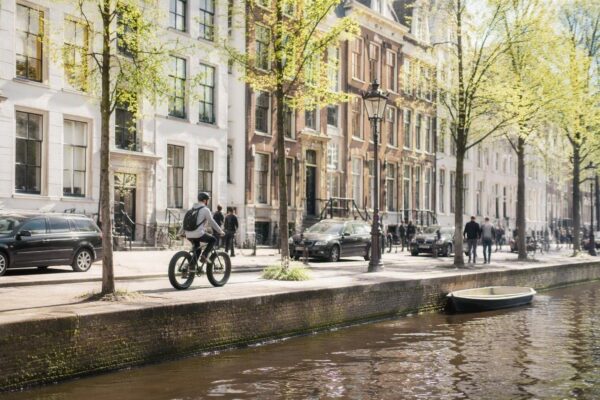 Alles over helm-plicht, leeftijd en rechts inhalen: Stallaert legt uit