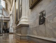 Duitse grappenmakers hangen valse schilderijen in Louvre