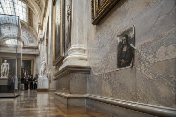 Duitse grappenmakers hangen valse schilderijen in Louvre