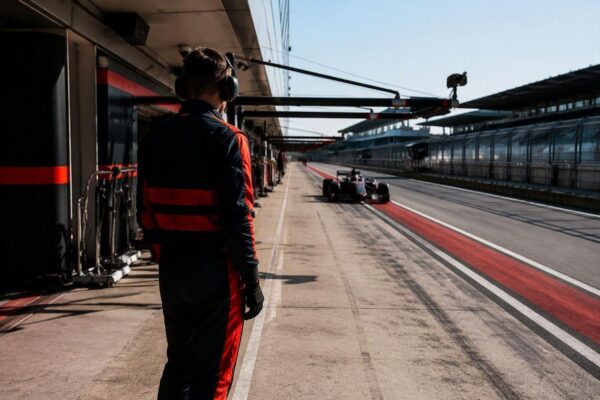 F1-pitstops: de kunst van undercut, overcut en safety car-vensters