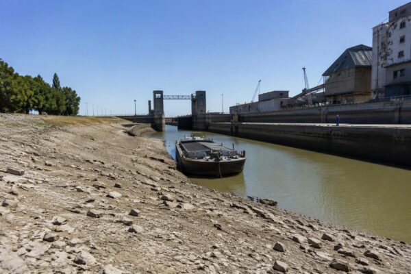 Miljoenenverlies voor scheepvaart door lage waterstand en hitte 2026