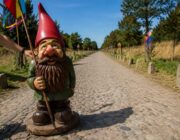 Nieuwkerken herstelt Kabouterwegel met kleurrijke gnomes na vandalisme