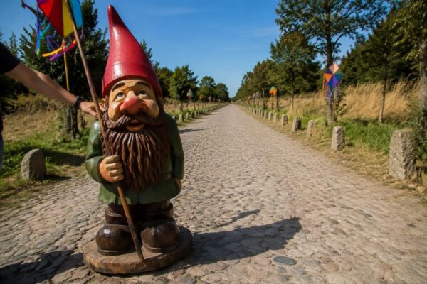 Nieuwkerken herstelt Kabouterwegel met kleurrijke gnomes na vandalisme