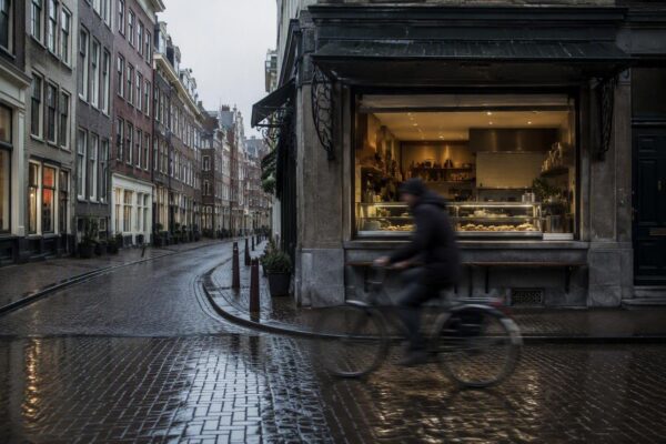 Van Politiek naar Broodjeszaak: Het Leven van Tara Singh-Varma