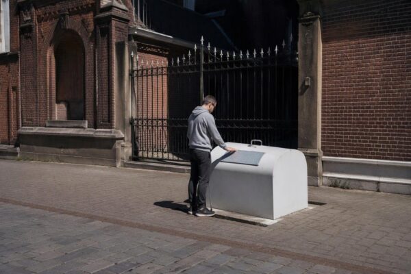 Braille op ondergrondse containers helpt blinden in Haarlemmermeer
