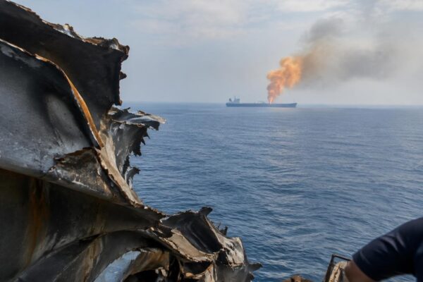 Brand op olietanker in Oman: gevaar in verboden zone