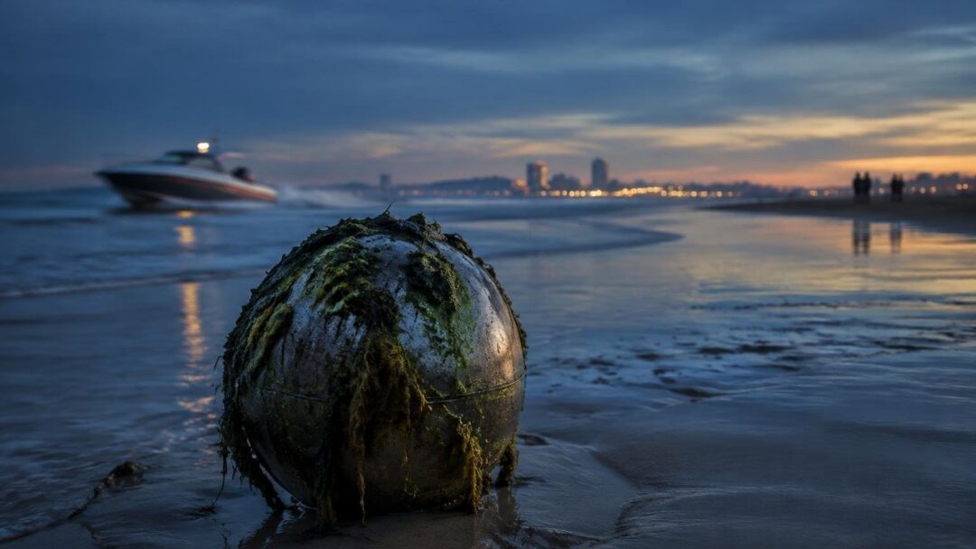Grote metalen bal op Scheveningen eerst ten onrechte als zeemijn gezien