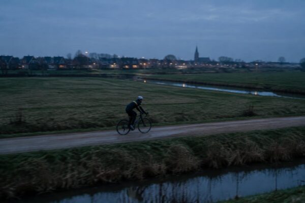 Mick van Dijke eerste profzege op Eneco, Campenaerts in gele trui