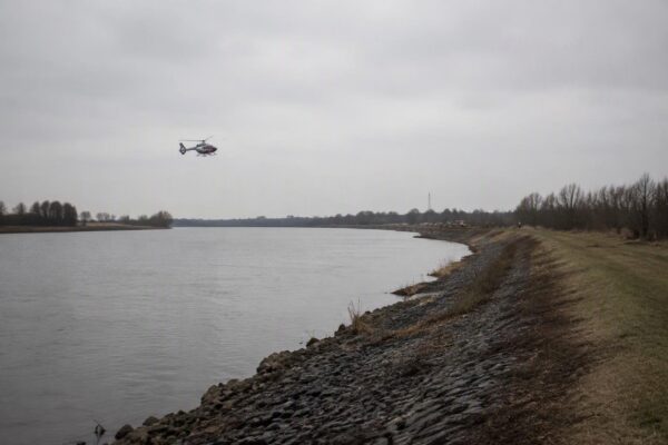 Politie en brandweer zoeken naakt lopende man in Waalwijk, helikopter ingezet