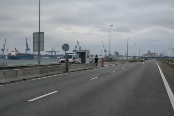 Politie en douane voeren grootschalige controles in Langstraat en Moerdijk