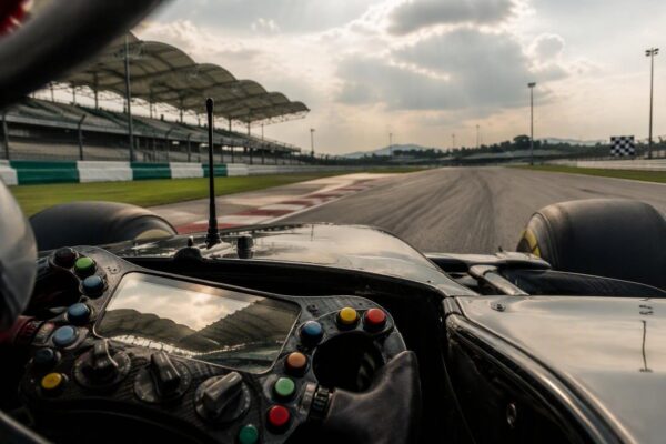 Verstappen brengt hoop terug na lange droogte: overwinning in Maleisië