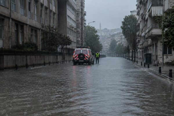 Zware regen in Istanbul: twee dodelijke slachtoffers en evacuaties