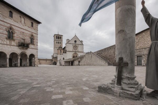 Papa Leone XIV incontra i giovani ad Assisi: il richiamo alla pace e alla solidarietà