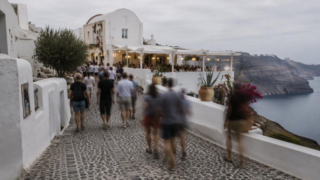 Scopri Santorinia: dove la tradizione greca incontra l'ospitalità autentica