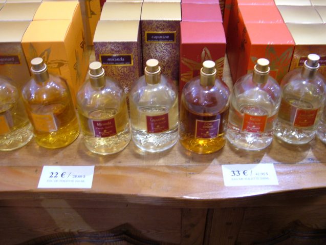 Come eliminare l'odore del profumo