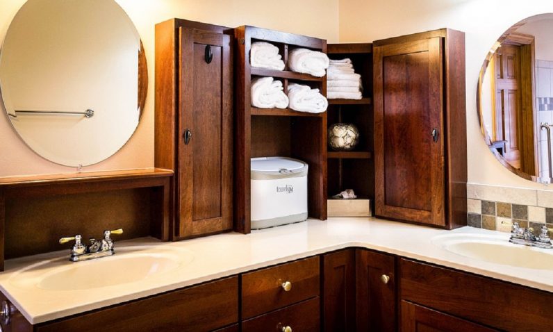 Come rimuovere specchio incollato su parete del bagno