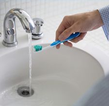 article-page-main_ehow_images_a01_ve_26_sanitize-toothbrush-800x800