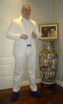220px-Lele_Mora_indossa_giacca_con_polso_gemello_''Modello_Lele_Mora''