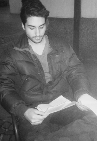 Stefano Bianco studia i copioni presso il "Bar Antonelli" di Piazza Vittorio a Torino
