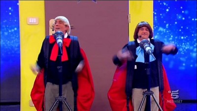 i soliti idioti al serale di amici 11 cantano