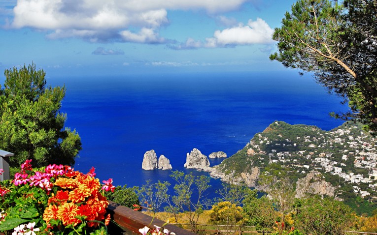 Conosciuta come il cuore dell'Italia, l'isola di capri vi farà sentire divinamente