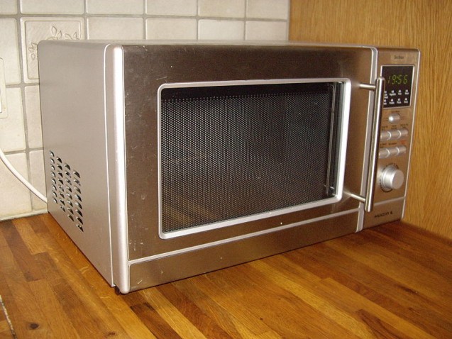 Come funziona un forno a microonde?
